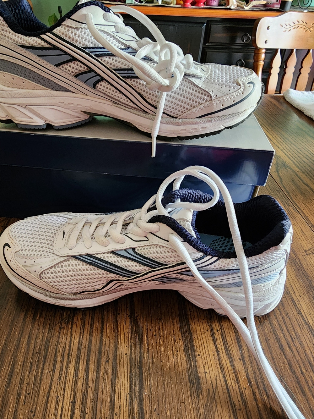 L.A. Gear Womens Size 6 White and Navy Athletic Sneakers